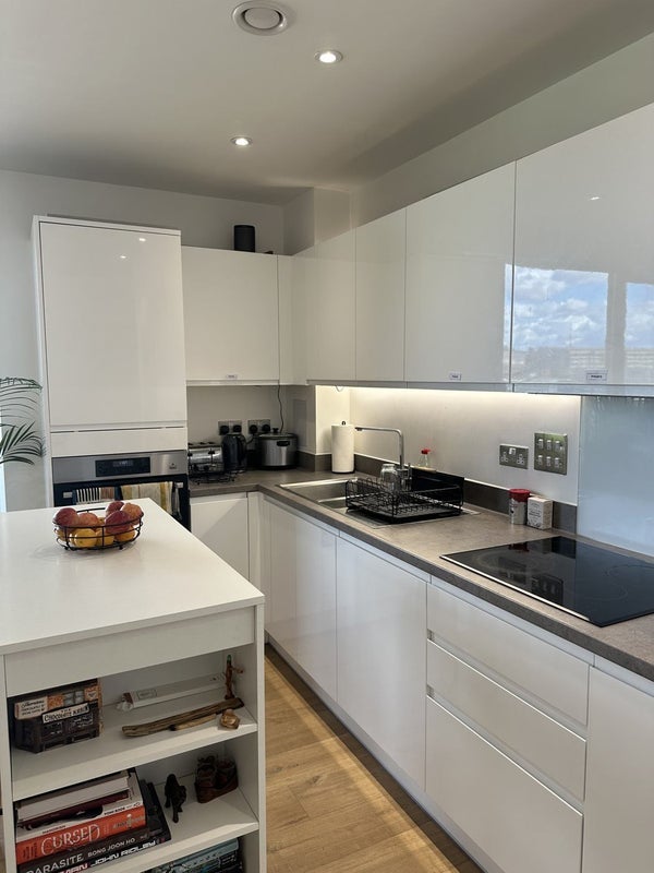 Flat Hatcham Street in Greater London