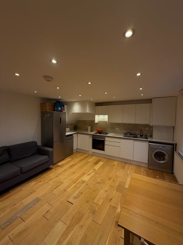 Room Hartham Road in Greater London
