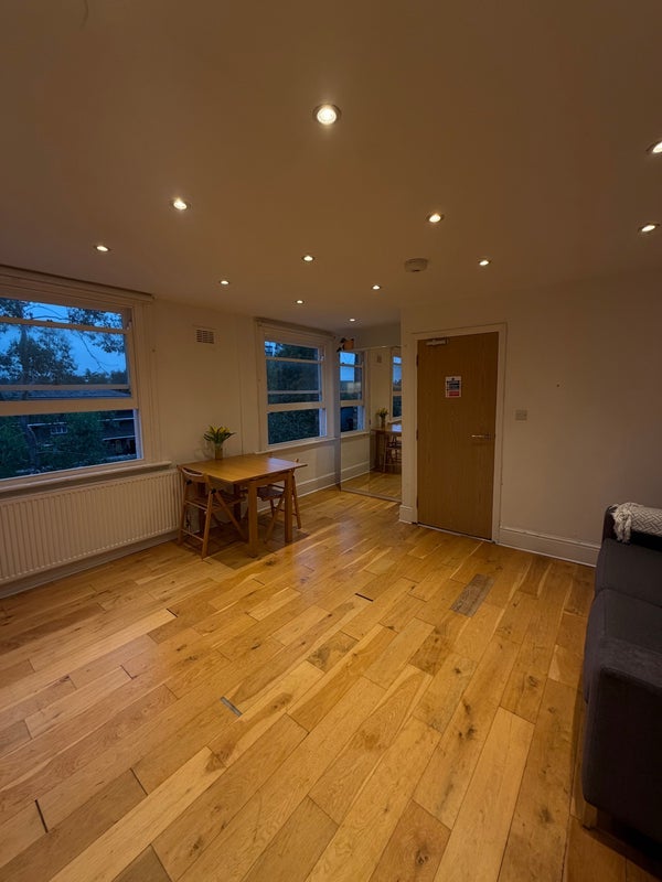 Room Hartham Road in Greater London