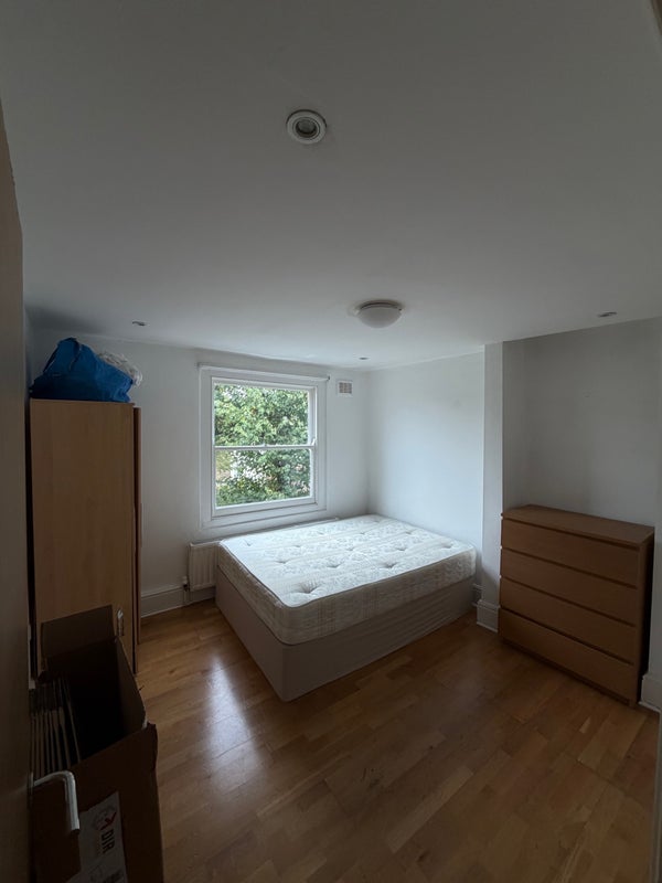 Room Hartham Road in Greater London