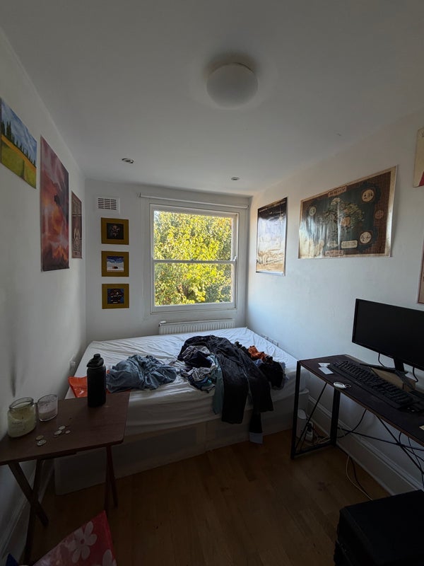 Room Hartham Road in Greater London