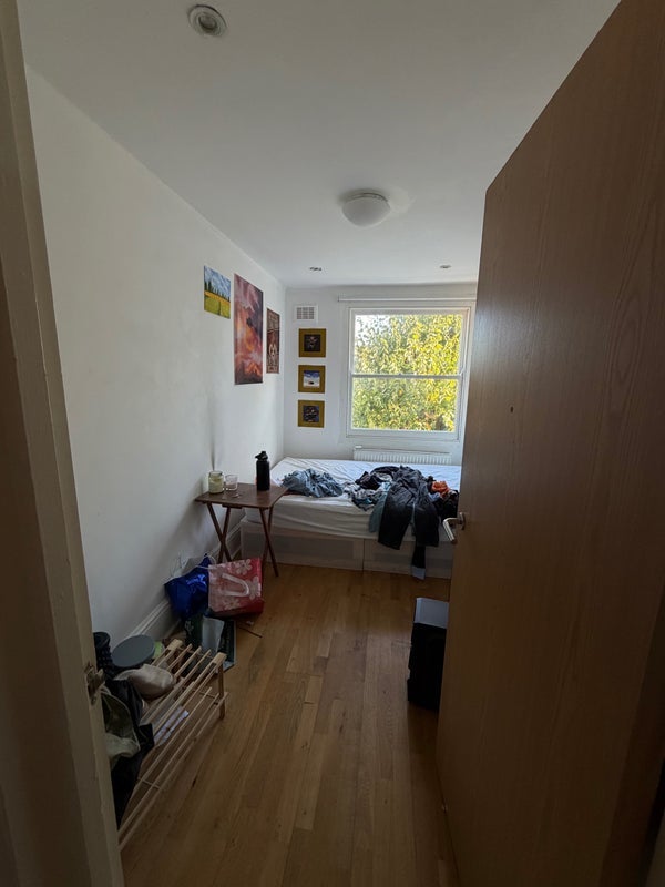Room Hartham Road in Greater London