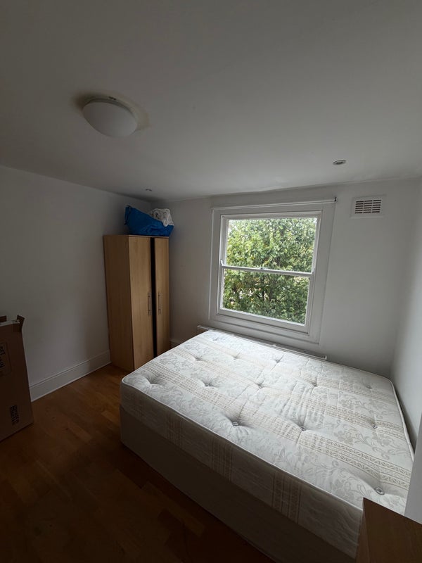 Room Hartham Road in Greater London
