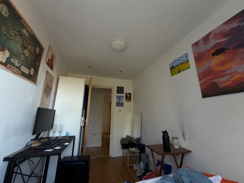 Room Hartham Road in Greater London