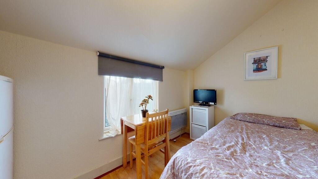 Room St. Pauls Avenue in Greater London