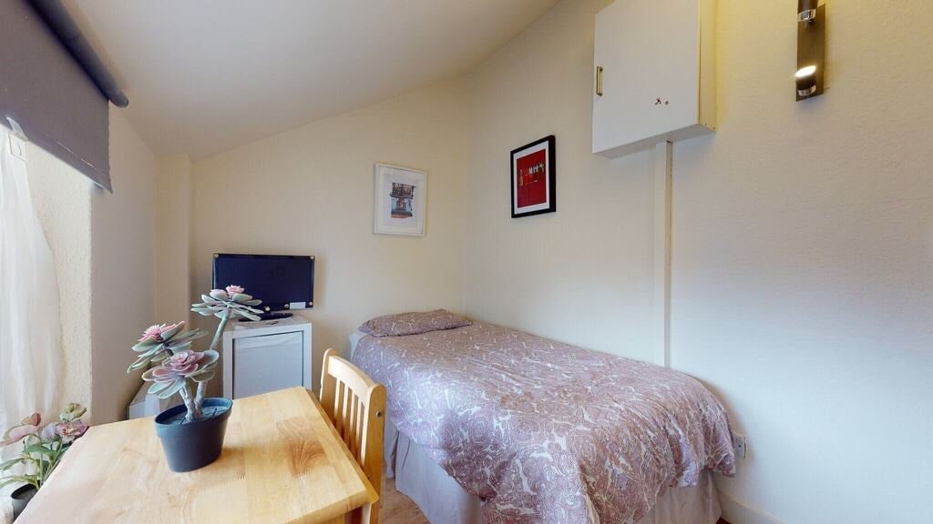 Room St. Pauls Avenue in Greater London