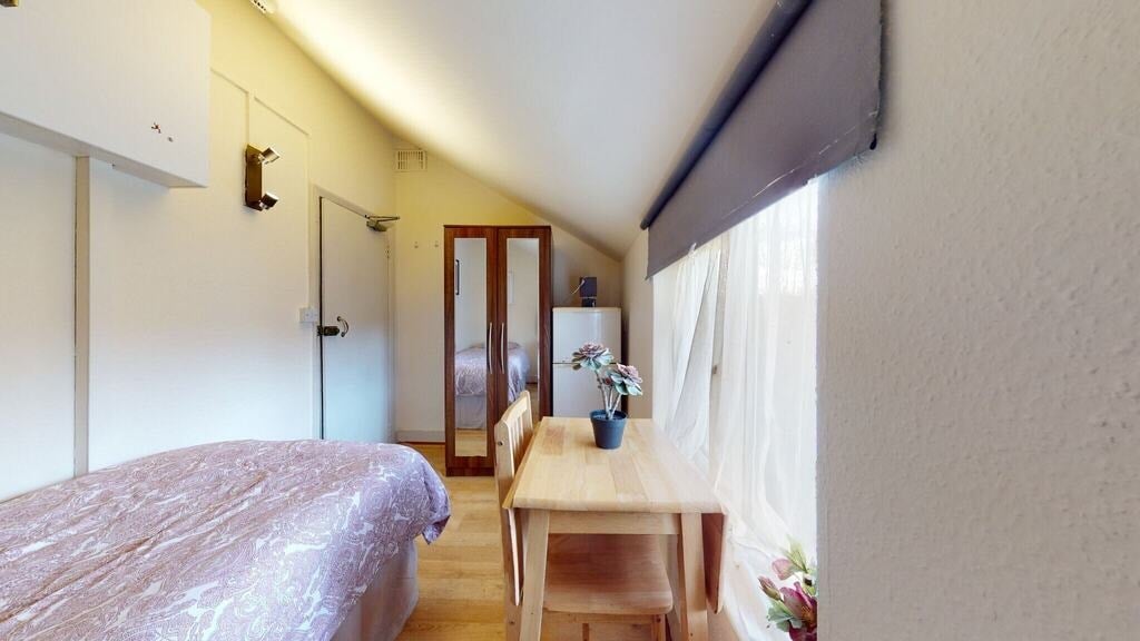 Room St. Pauls Avenue in Greater London