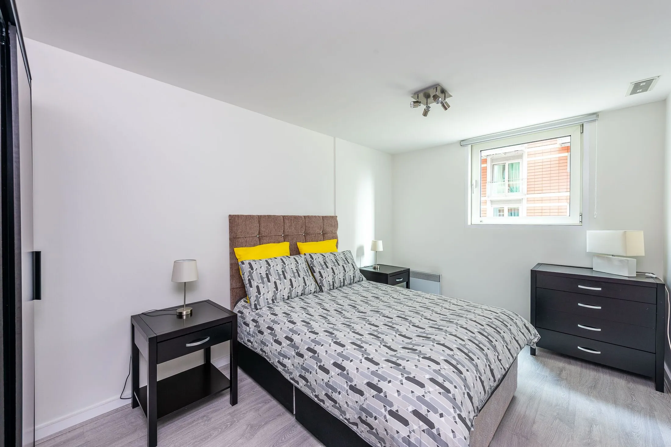Flat Salamanca Street in Greater London