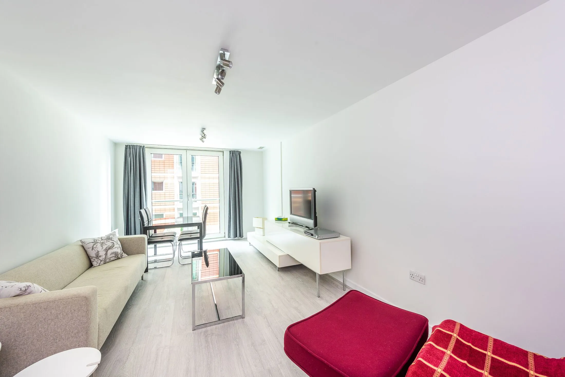 Flat Salamanca Street in Greater London