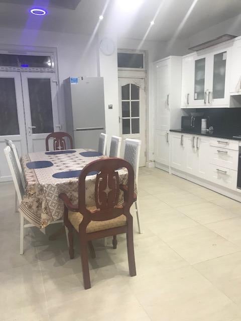 Room Shakespeare Crescent in Greater London