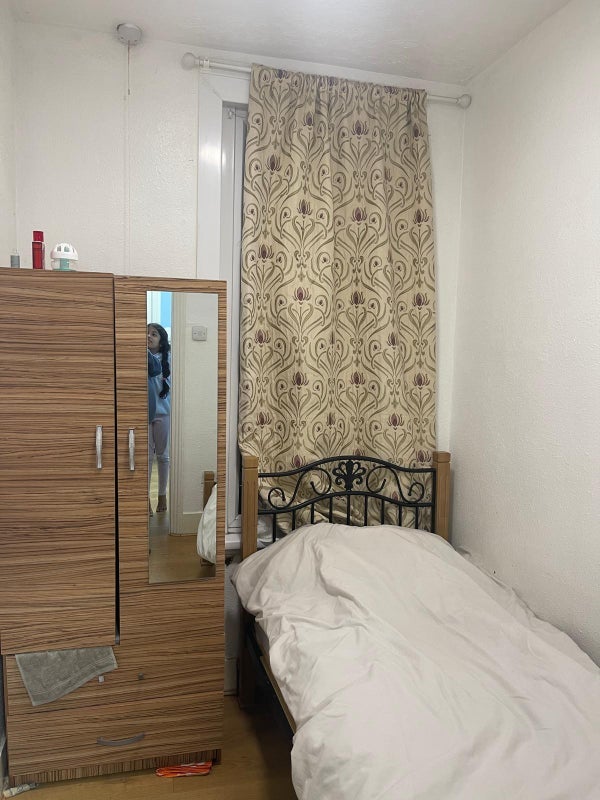 Room Shakespeare Crescent in Greater London