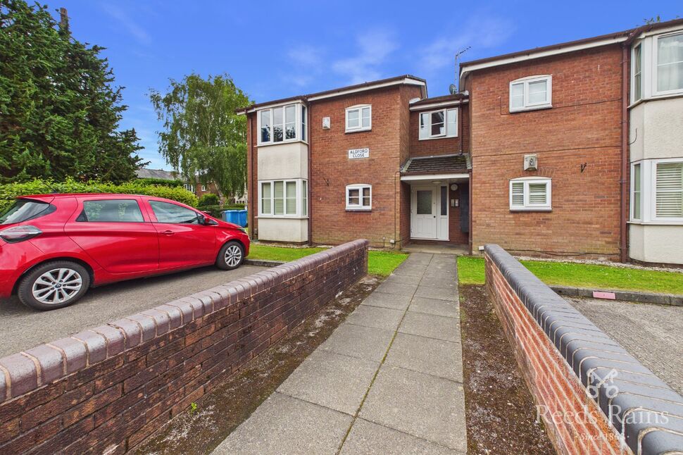 Flat Aldford Close in Manchester