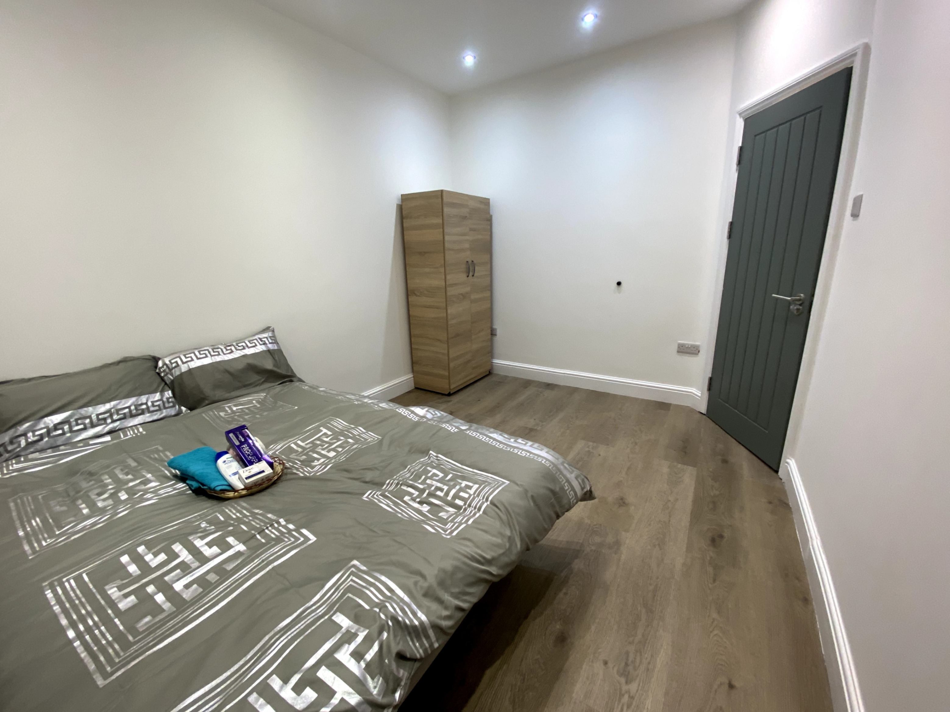 Room Shaftesbury Road in Greater London