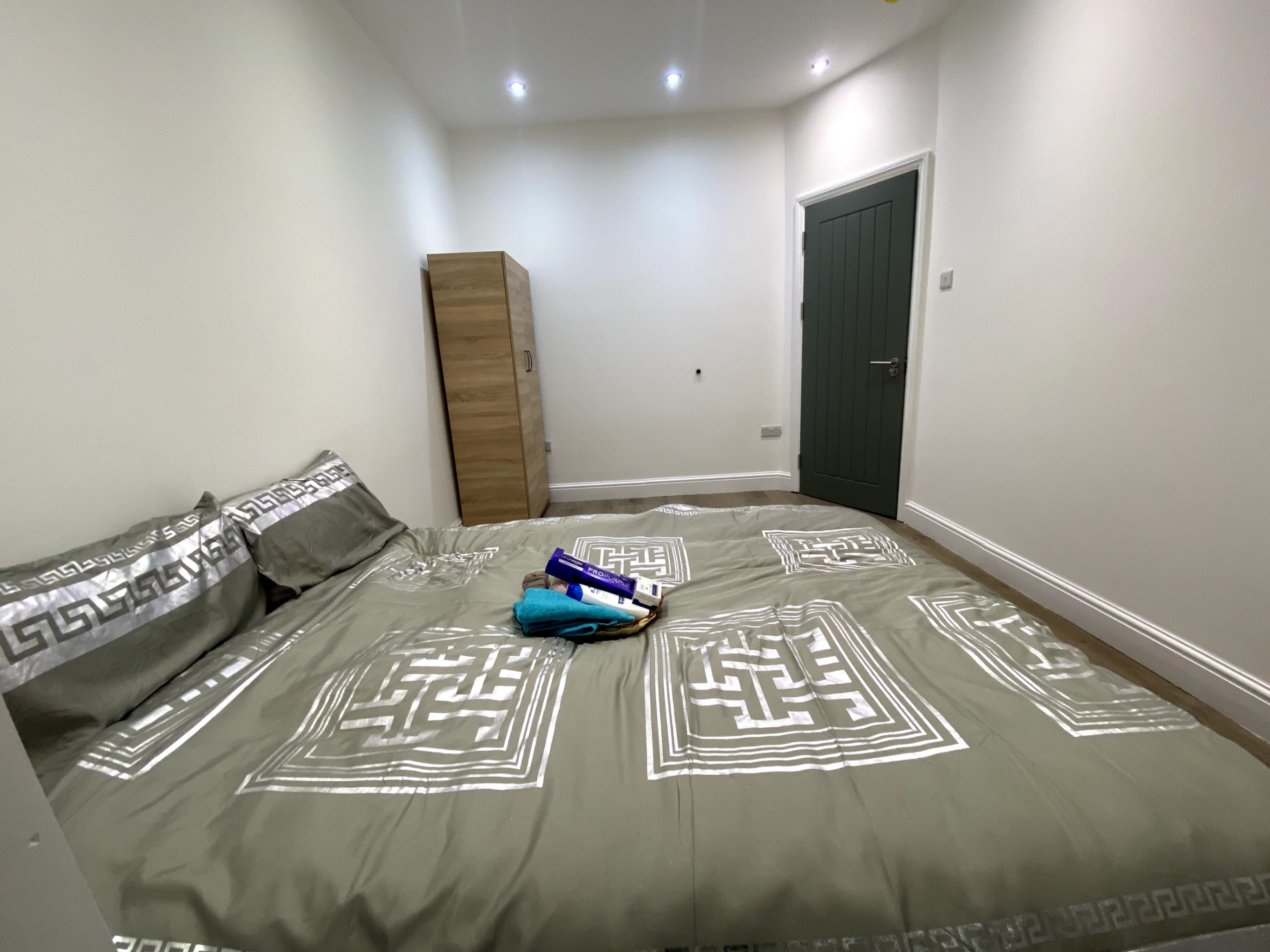 Room Shaftesbury Road in Greater London