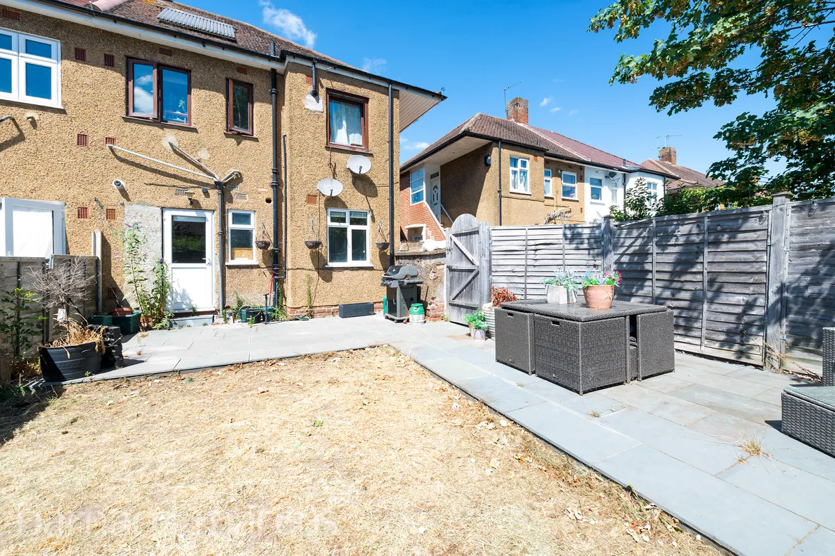Flat Amesbury Road in Greater London