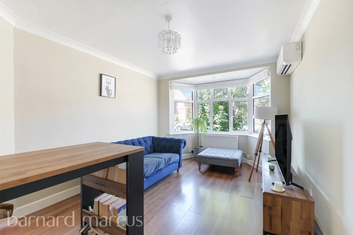 Flat Amesbury Road in Greater London