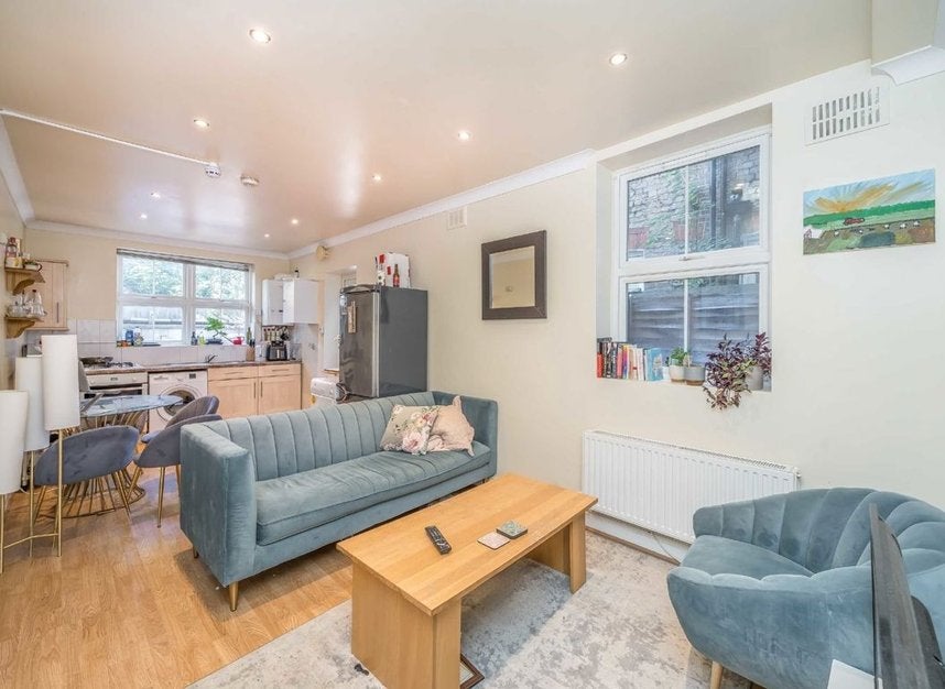 Flat Cato Road in Greater London