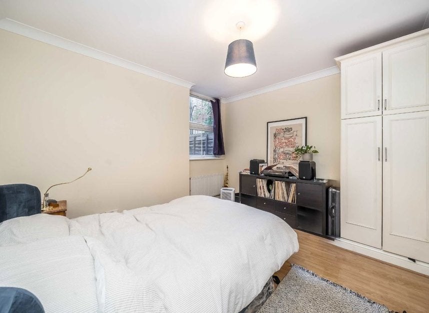 Flat Cato Road in Greater London