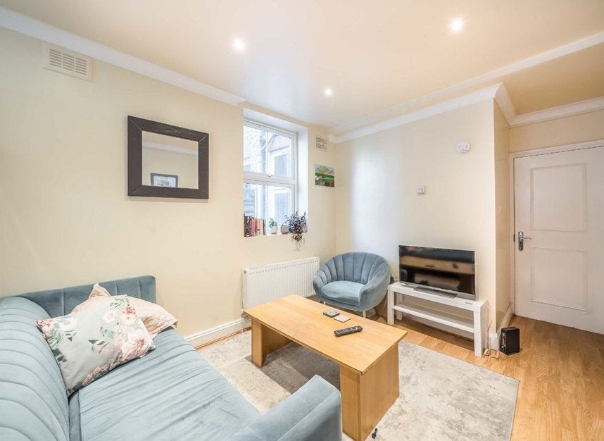 Flat Cato Road in Greater London