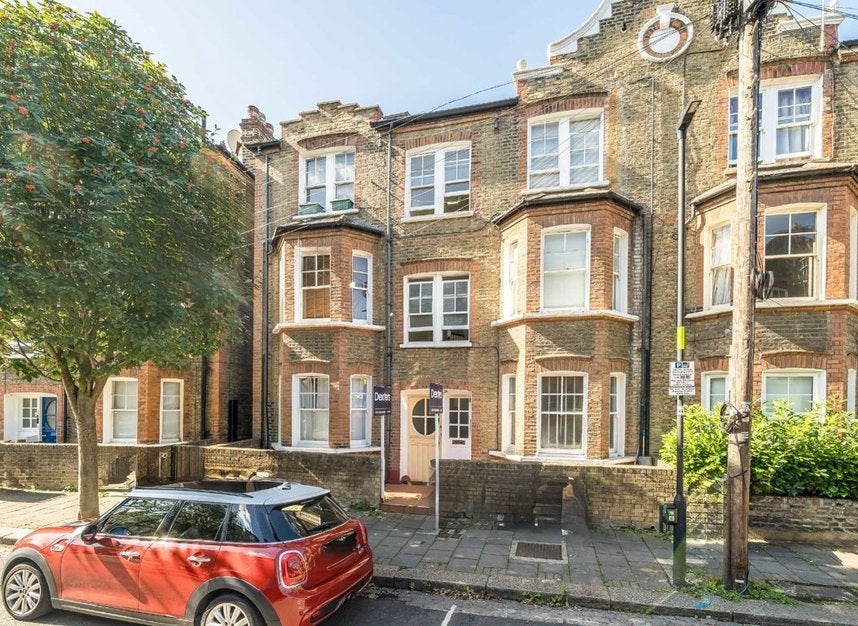 Flat Cato Road in Greater London
