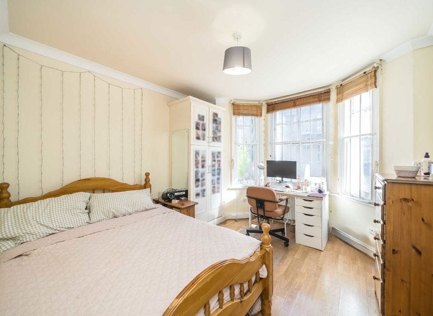Flat Cato Road in Greater London