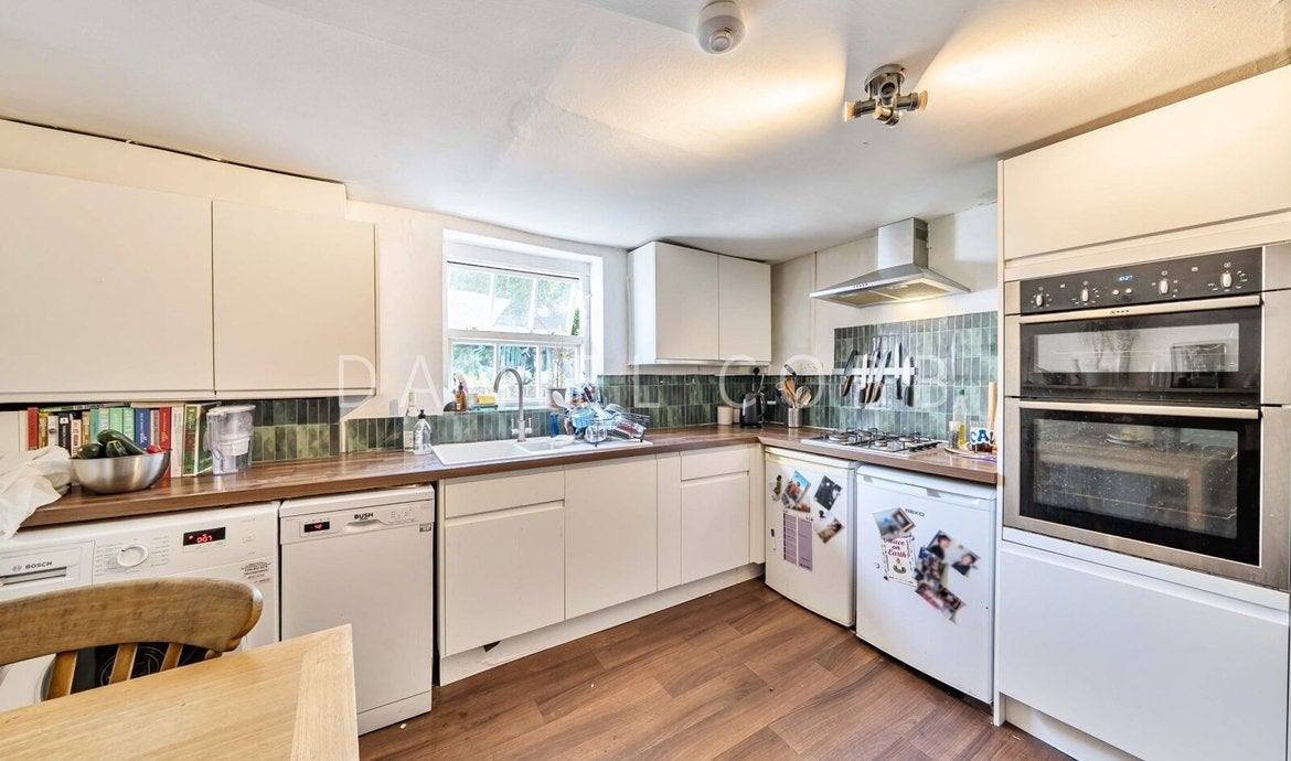 House Grove Lane in Greater London