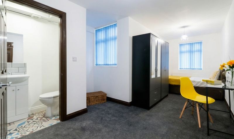 Room Bolingbroke Road in Coventry