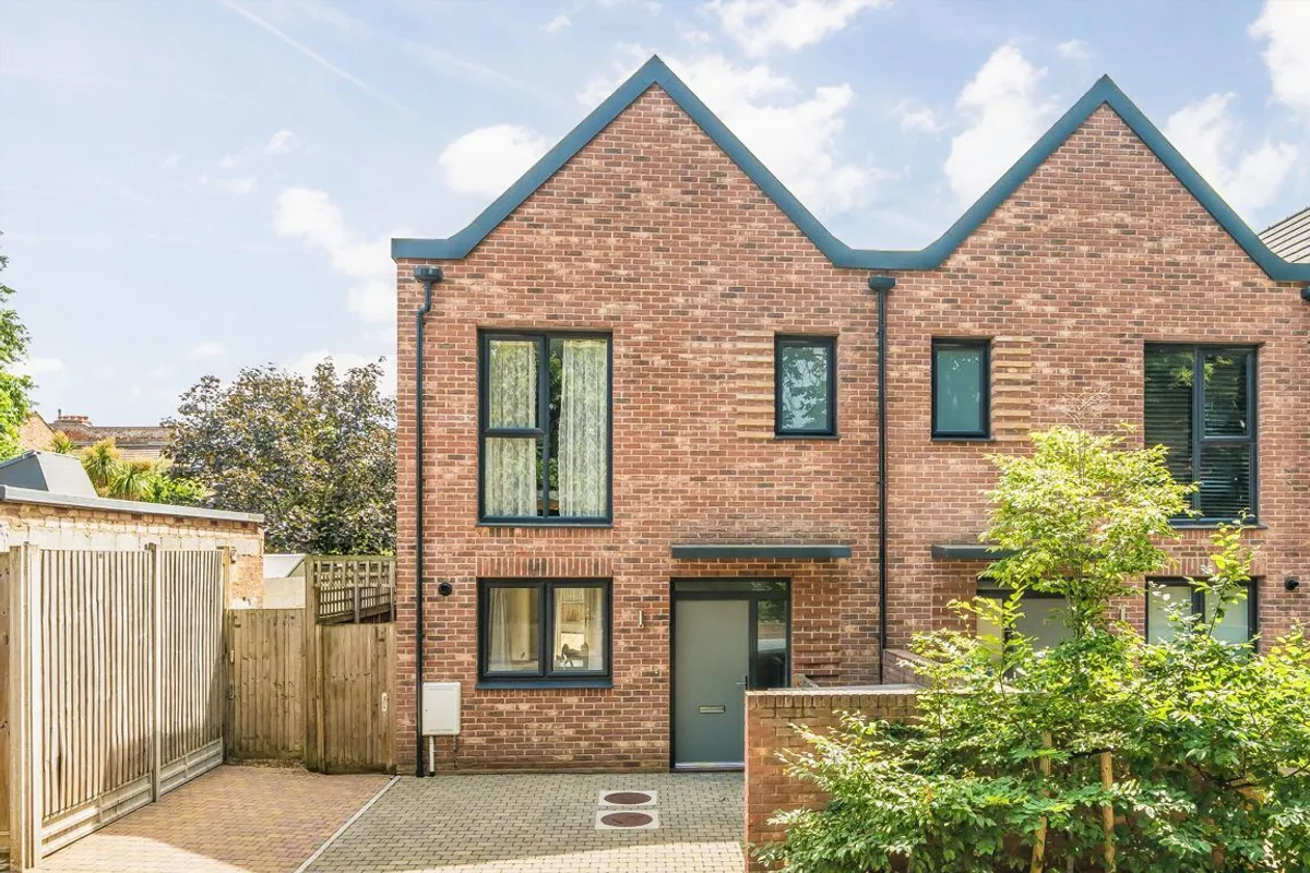 House Reynard Way in Greater London