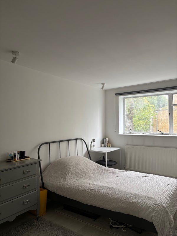 Room Ladbroke Road in Greater London