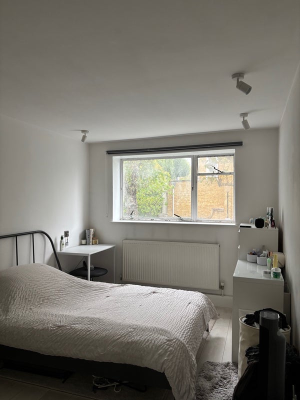 Room Ladbroke Road in Greater London