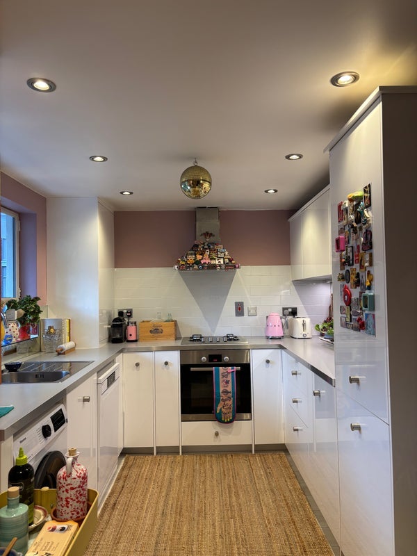 Room Ladbroke Road in Greater London