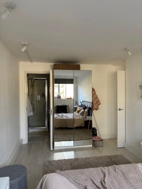 Room Ladbroke Road in Greater London