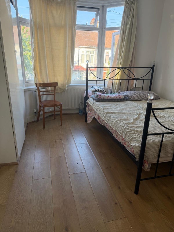 Room Belvedere Road in Greater London