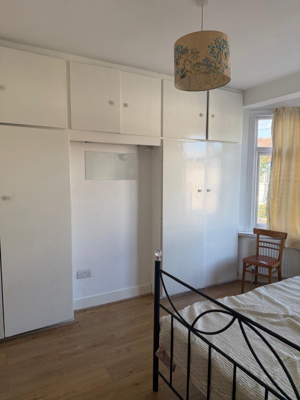 Room Belvedere Road in Greater London