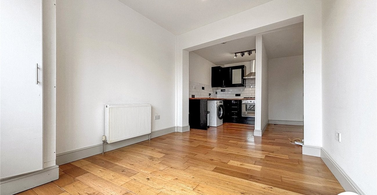 Flat Eddystone Road in Greater London