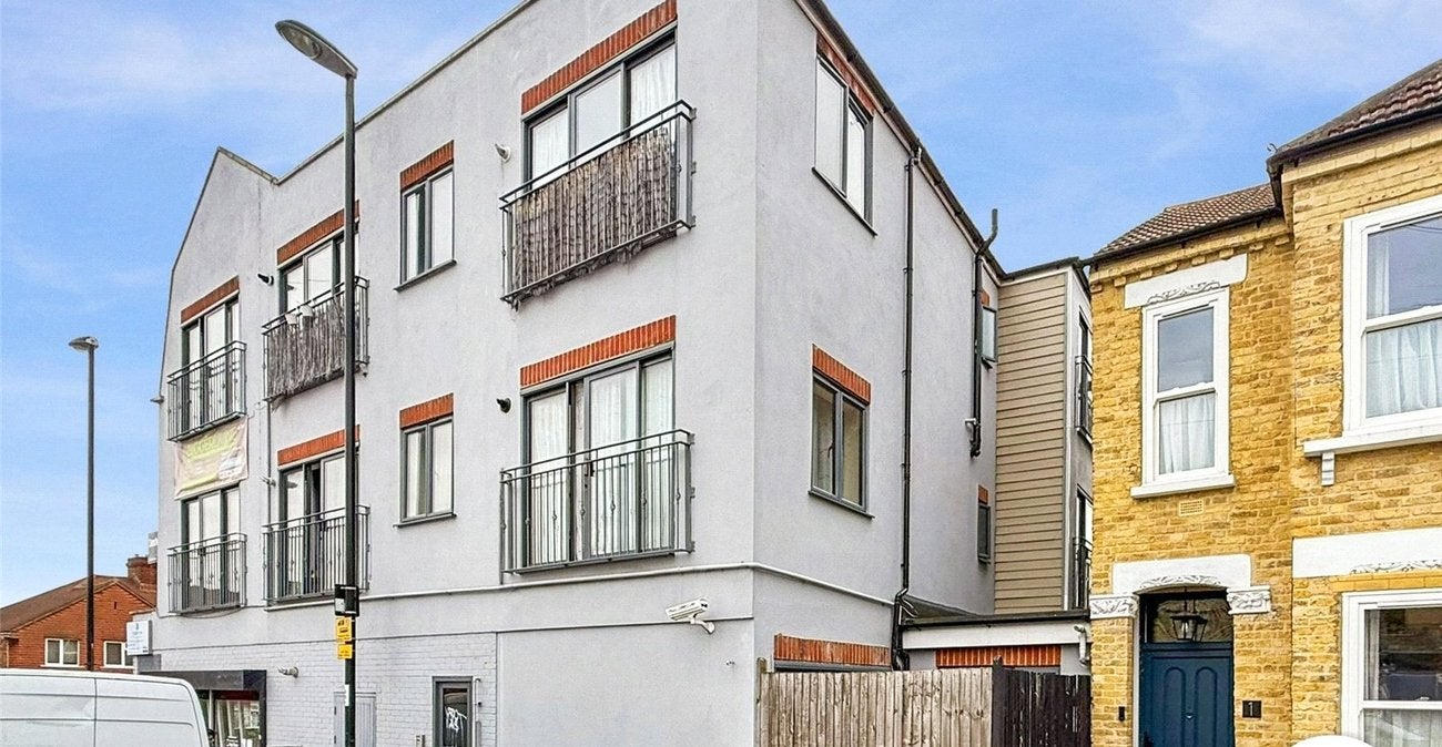 Flat Eddystone Road in Greater London