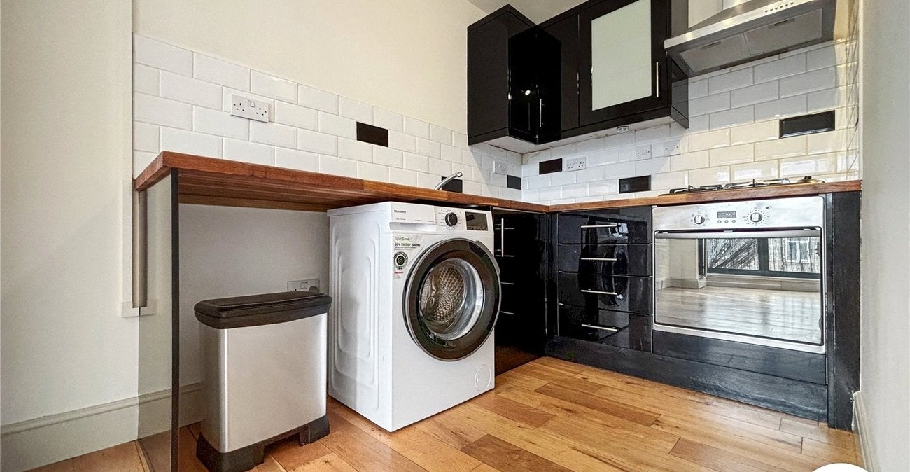 Flat Eddystone Road in Greater London