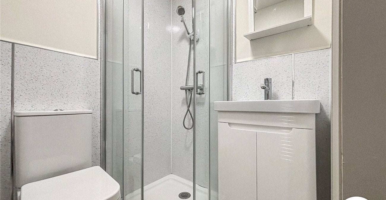Flat Eddystone Road in Greater London