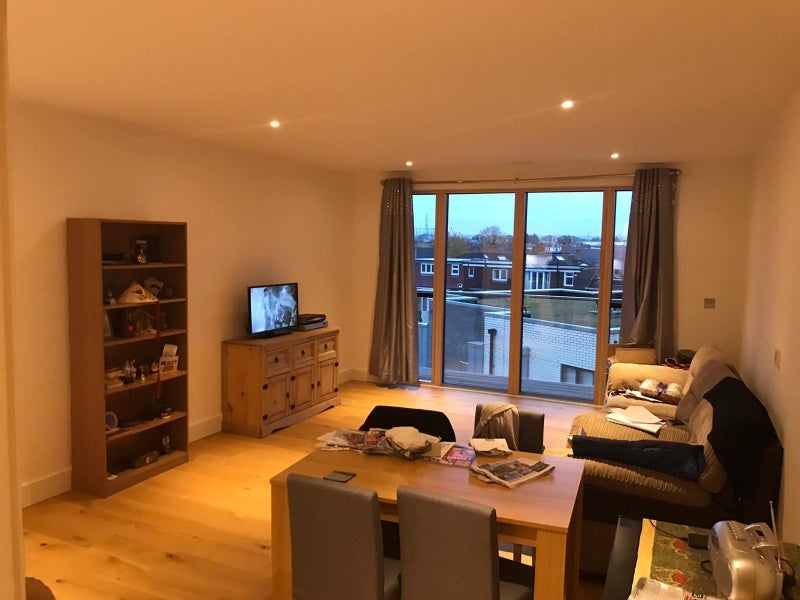 Room High Street Colliers Wood in Greater London