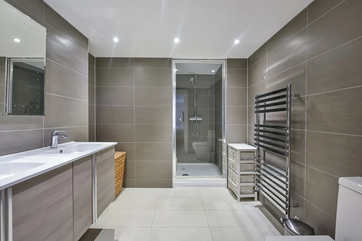 Flat Comyn Road in Greater London