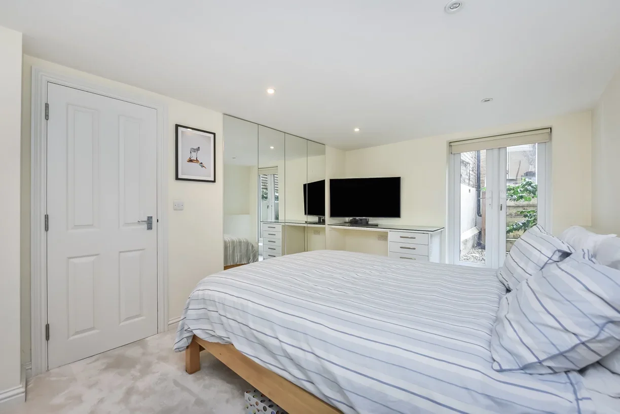 Flat Comyn Road in Greater London