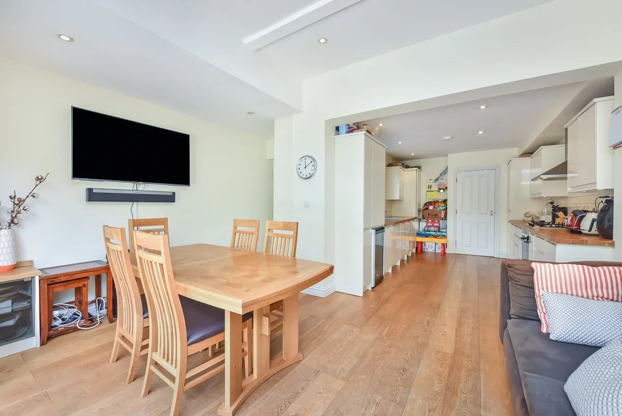 Flat Comyn Road in Greater London