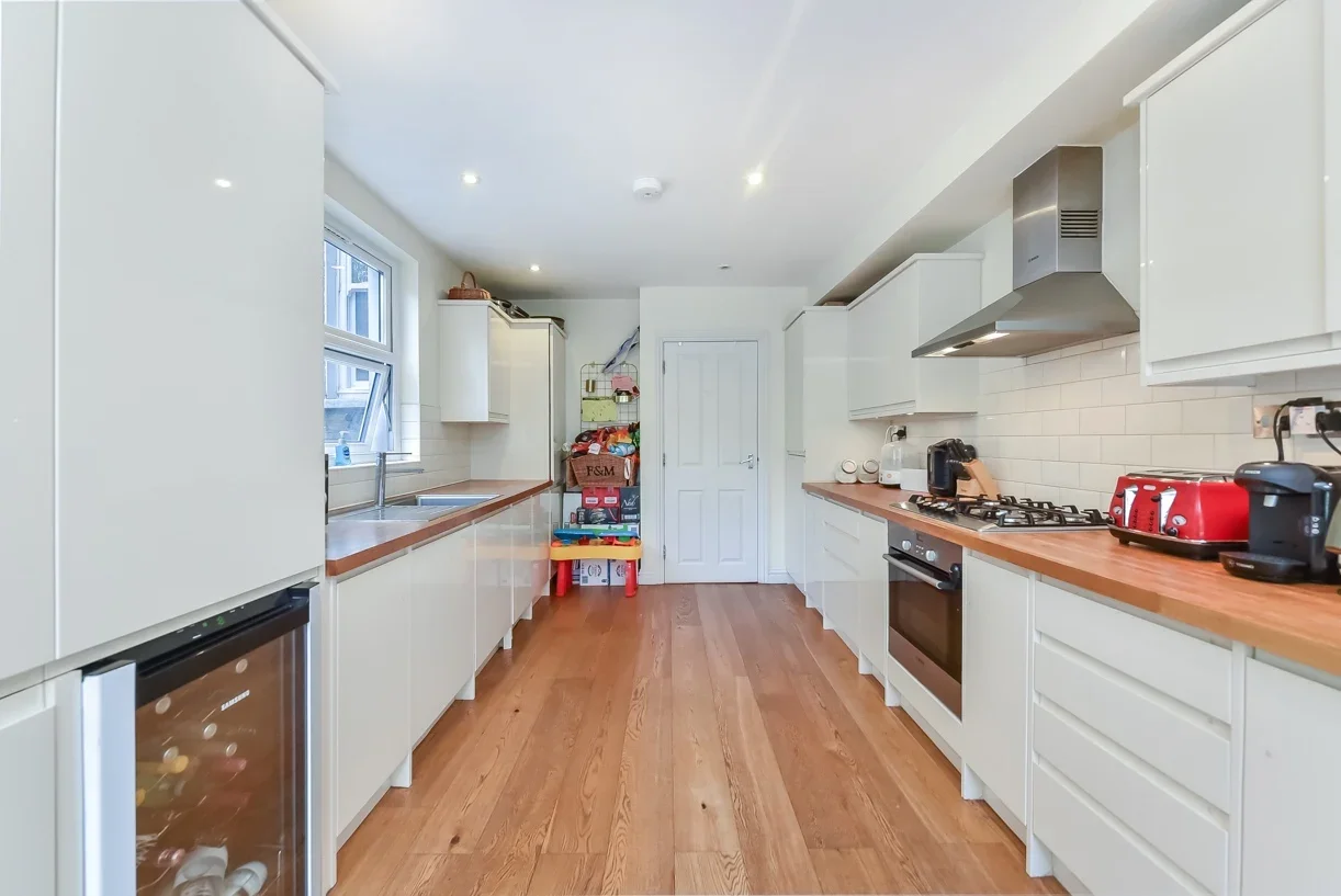 Flat Comyn Road in Greater London