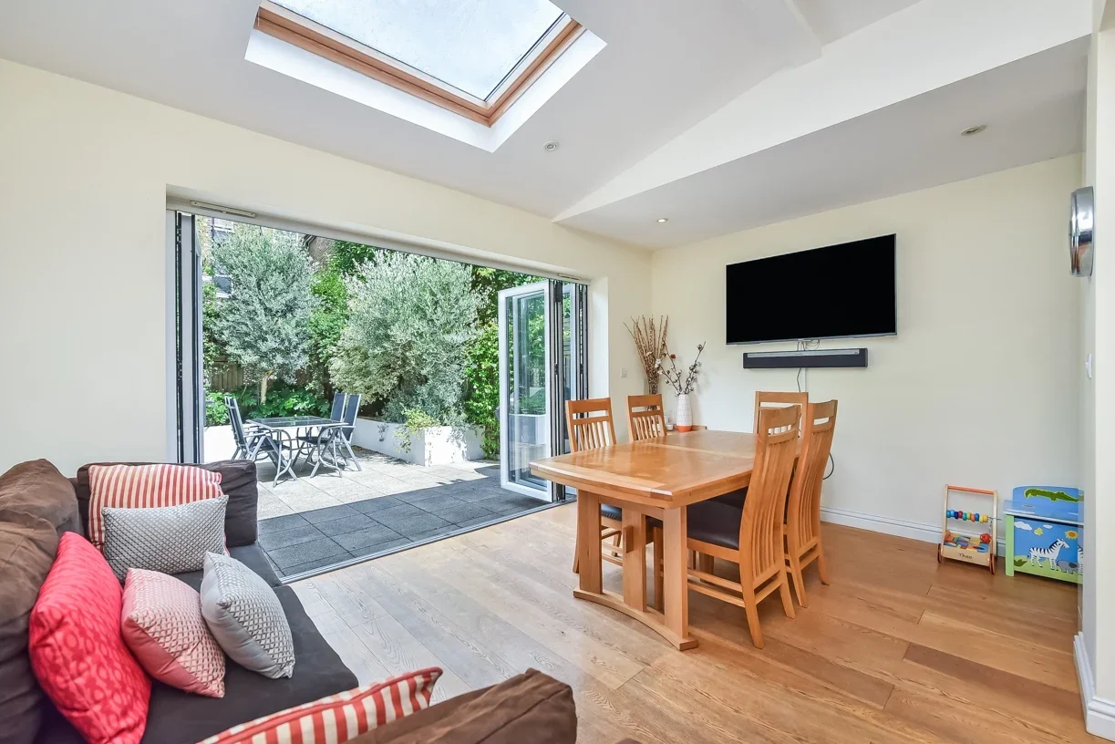 Flat Comyn Road in Greater London