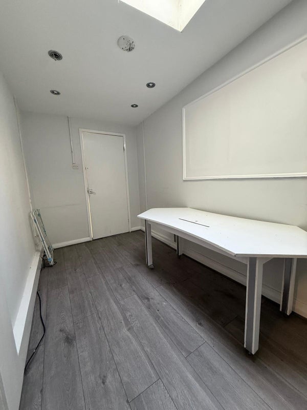 Room Woodford New Road in Greater London