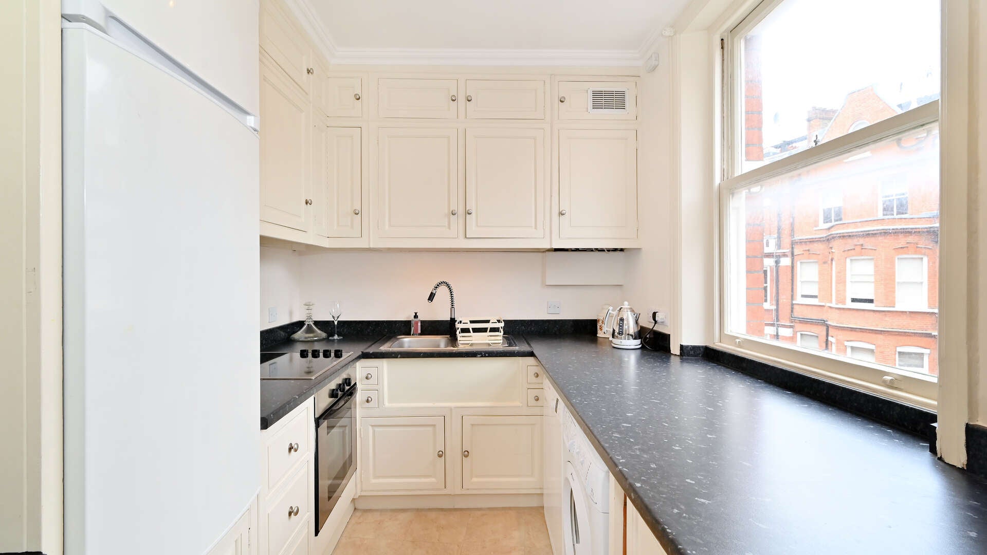 Flat Egerton Gardens in Greater London