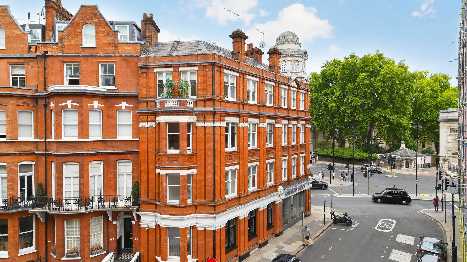 Flat Egerton Gardens in Greater London