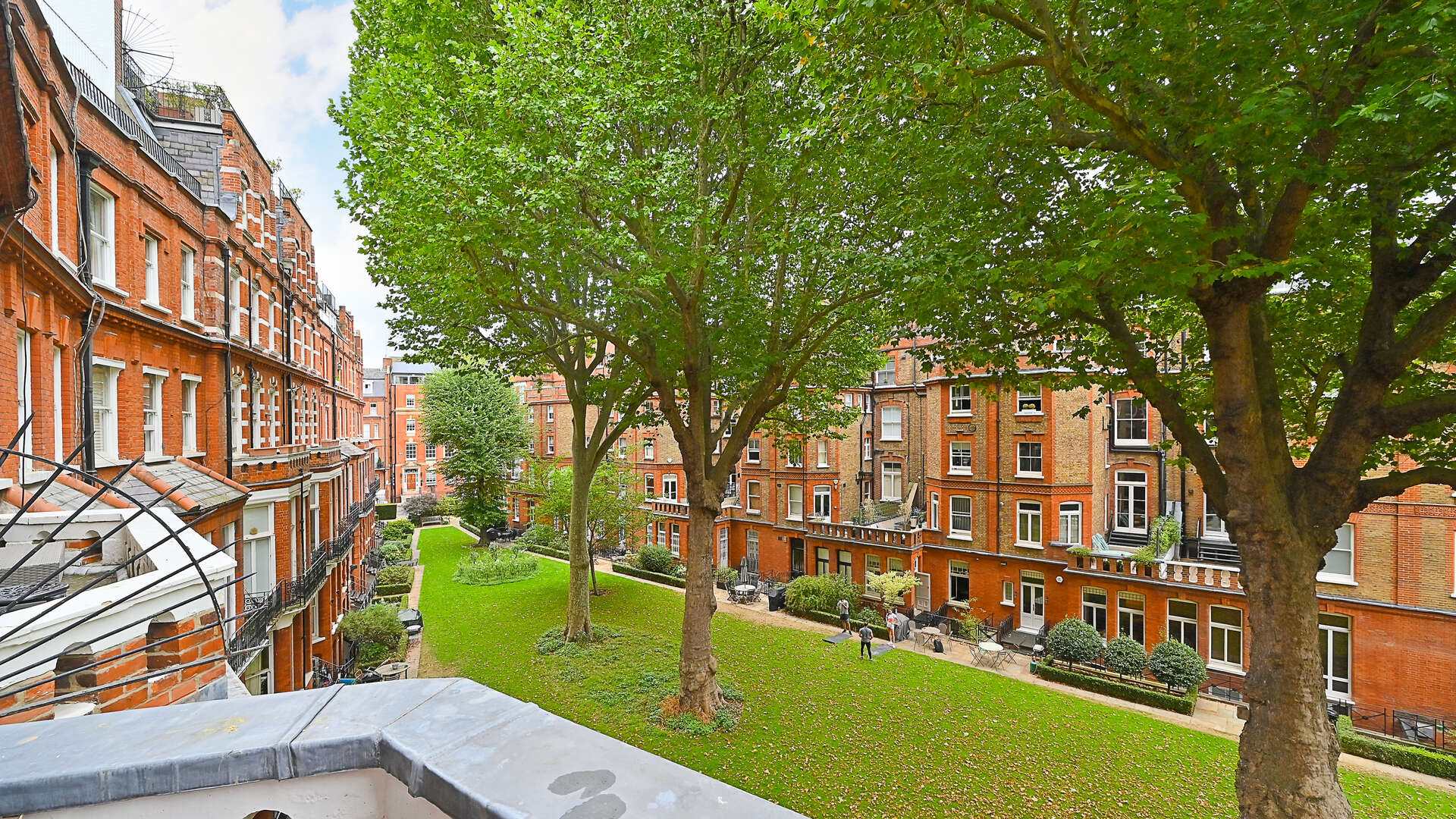 Flat Egerton Gardens in Greater London