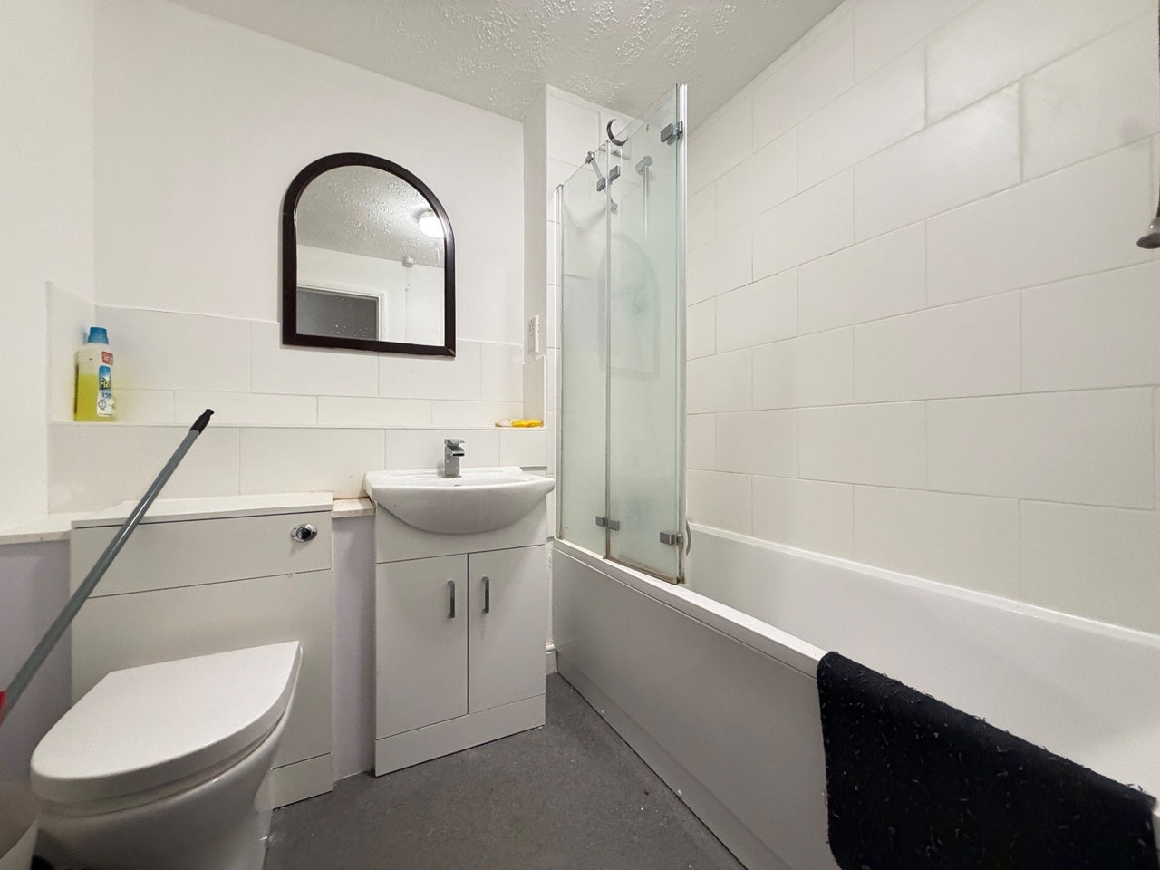 Flat Vicars Bridge Close in Greater London