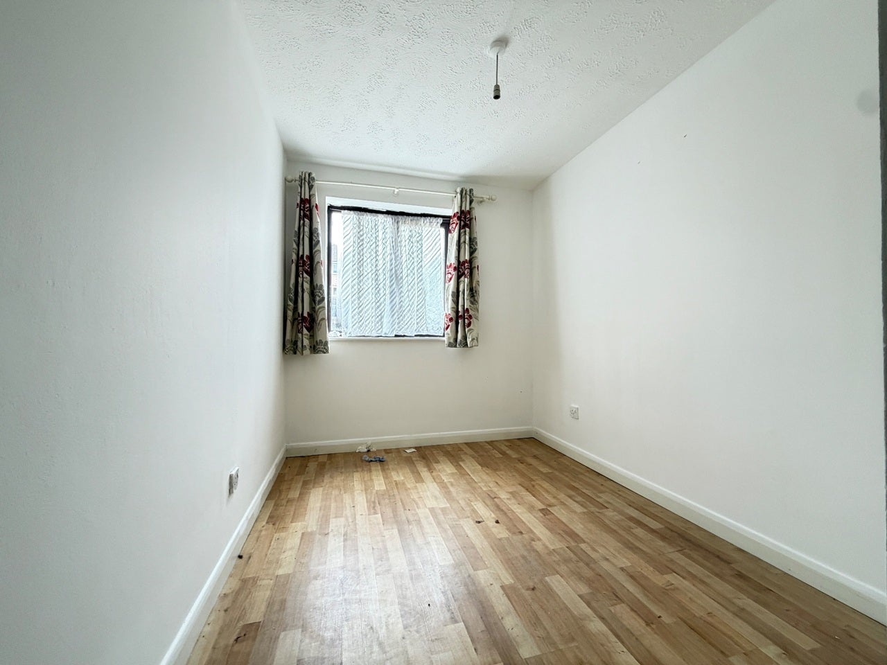 Flat Vicars Bridge Close in Greater London